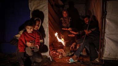 Gazze’de yerinden edilen Filistinliler zorlu kış koşullarıyla mücadele ediyor