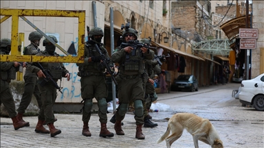 Filistin topraklarını gasbeden İsrailliler, İsrail güçleri korumasında El Halil'e baskın düzenledi