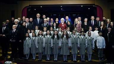 Emine Erdoğan, Palet Türk Müziği İlkokulunu ziyaret etti