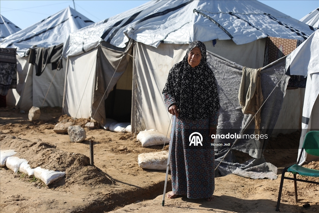 Gazze’de sert hava koşulları, yerinden edilenlerin yaşamını zorlaştırıyor