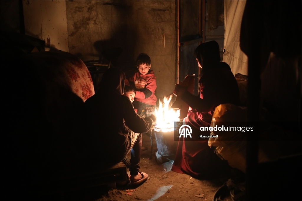 Gazze’de sert hava koşulları, yerinden edilenlerin yaşamını zorlaştırıyor