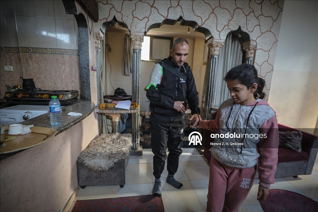 İsrail saldırısında görme yetisini kaybeden Ahmed Hırzullah, yaşam mücadelesi veriyor