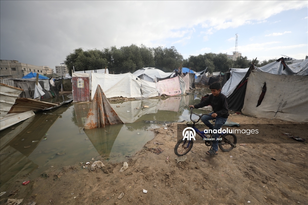 Gazze’de sert hava koşulları, yerinden edilenlerin yaşamını zorlaştırıyor