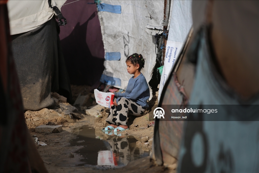 Gazze’de sert hava koşulları, yerinden edilenlerin yaşamını zorlaştırıyor