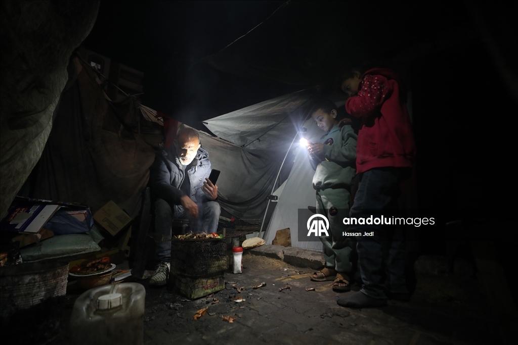 Gazze’de sert hava koşulları, yerinden edilenlerin yaşamını zorlaştırıyor