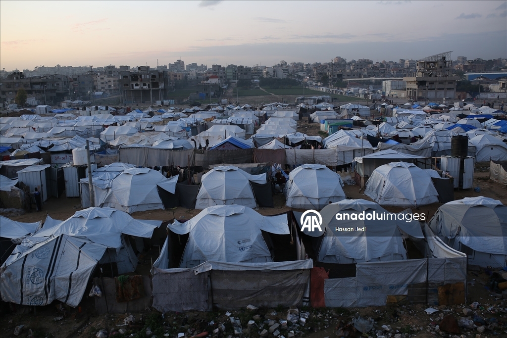 Gazze’de sert hava koşulları, yerinden edilenlerin yaşamını zorlaştırıyor