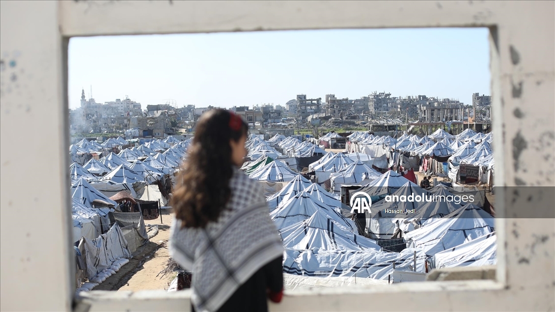 Gazze’de sert hava koşulları, yerinden edilenlerin yaşamını zorlaştırıyor