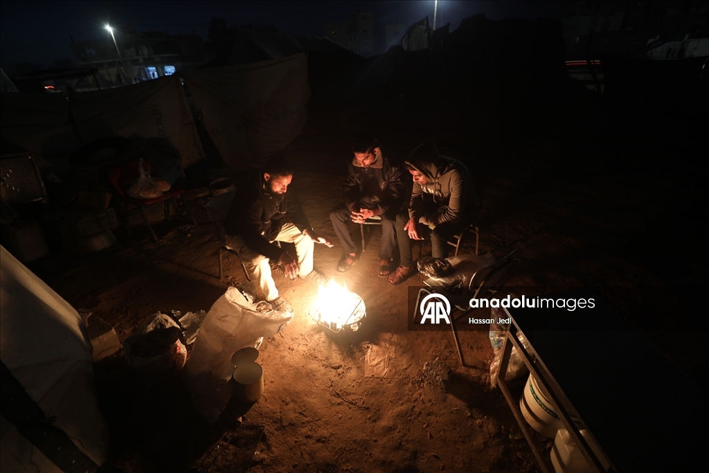 Gazze’de sert hava koşulları, yerinden edilenlerin yaşamını zorlaştırıyor