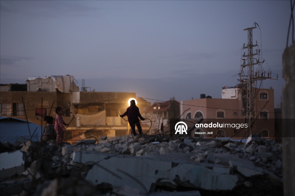 Gazze’de sert hava koşulları, yerinden edilenlerin yaşamını zorlaştırıyor