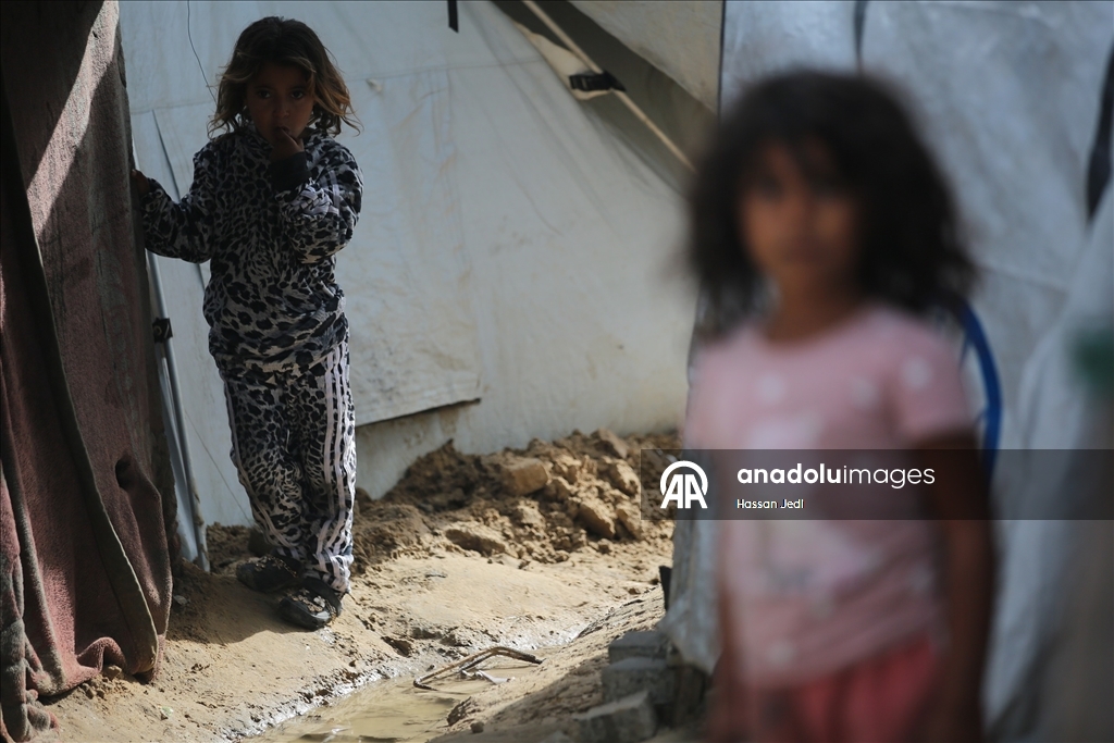 Gazze’de sert hava koşulları, yerinden edilenlerin yaşamını zorlaştırıyor