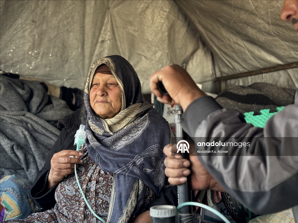 حين يعز العلاج.. مضخة الإطارات تعوض مولّد الأكسجين في غزة