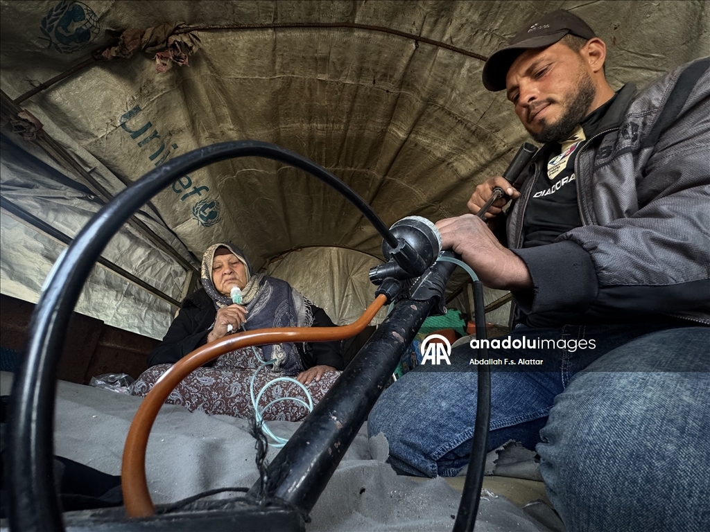 حين يعز العلاج.. مضخة الإطارات تعوض مولّد الأكسجين في غزة