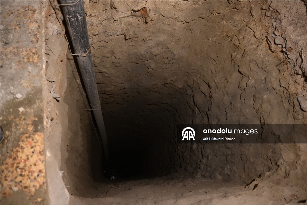 AA, terör örgütü YPG/SDG’den kurtarılan Şeyh Maksud Mahallesi'nde evlerin altına açılan tünelleri görüntüledi
