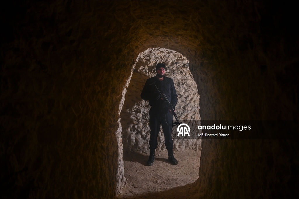 AA, terör örgütü YPG/SDG’den kurtarılan Şeyh Maksud Mahallesi'nde evlerin altına açılan tünelleri görüntüledi