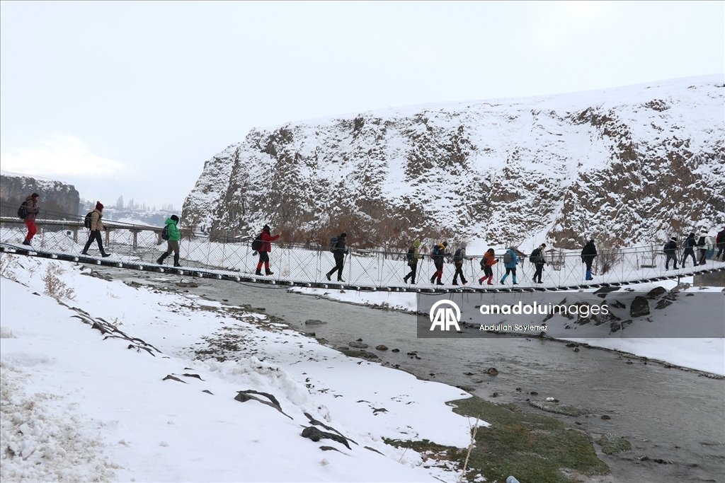 Beyaz örtüyle kaplanan doğa harikası Murat Kanyonu trekking sevenlerin rotasında