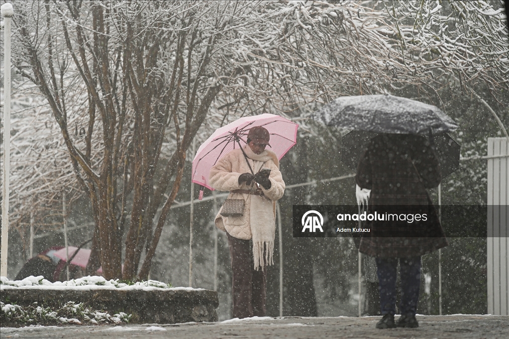 İstanbul'un bazı bölgelerinde kar yağışı etkili oluyor
