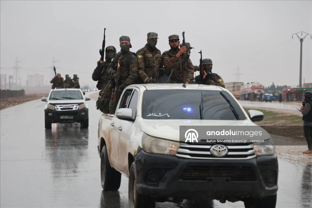 Suriye ordusu, Halep'in doğusundaki Meskene ve Deyr Hafir hattına takviye birlikler sevk etti