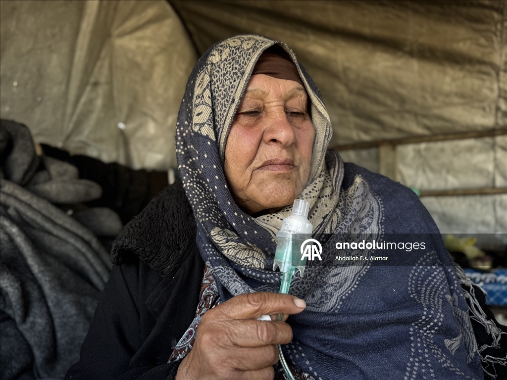 حين يعز العلاج.. مضخة الإطارات تعوض مولّد الأكسجين في غزة