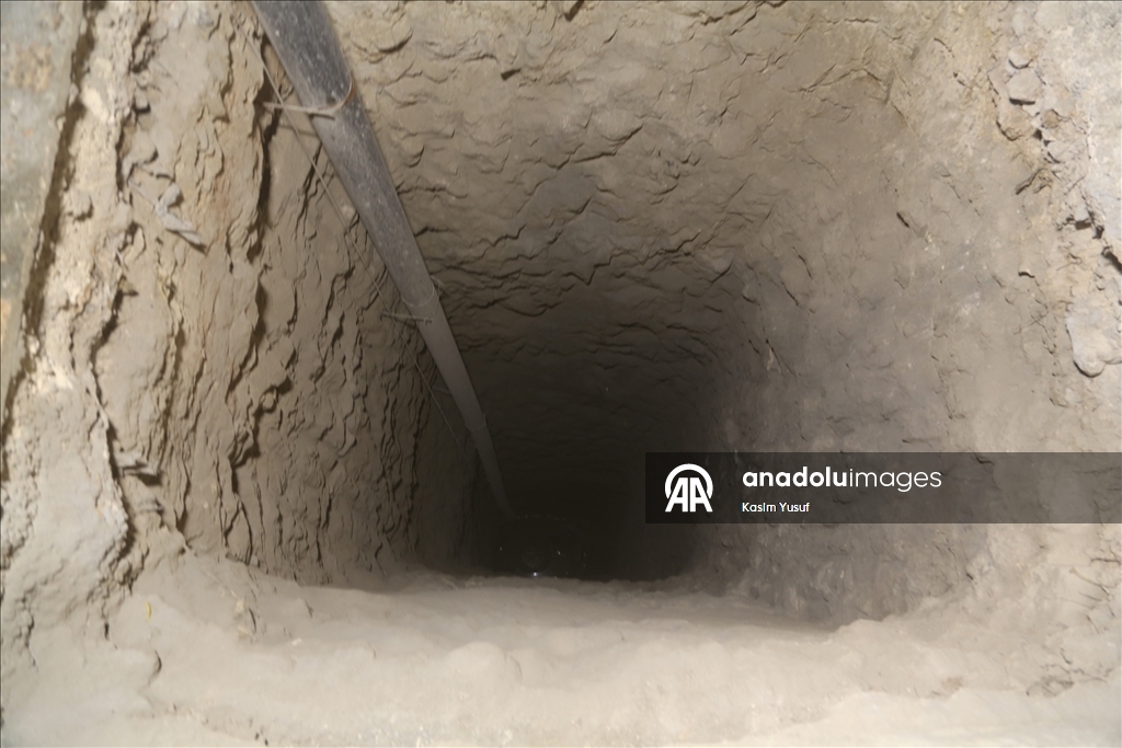 AA, terör örgütü YPG/SDG’den kurtarılan Şeyh Maksud Mahallesi'nde evlerin altına açılan tünelleri görüntüledi