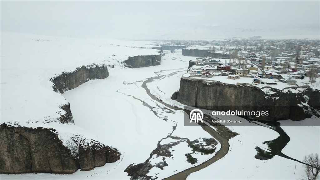 Beyaz örtüyle kaplanan doğa harikası Murat Kanyonu trekking sevenlerin rotasında