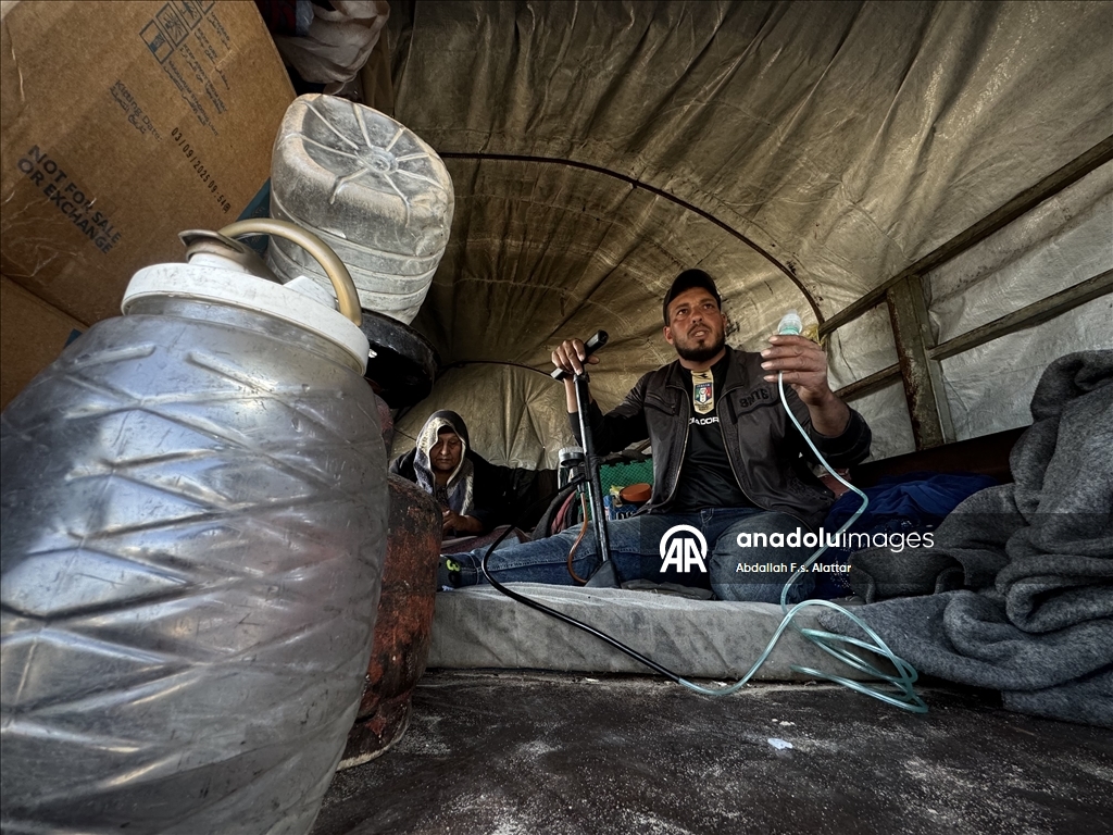 حين يعز العلاج.. مضخة الإطارات تعوض مولّد الأكسجين في غزة