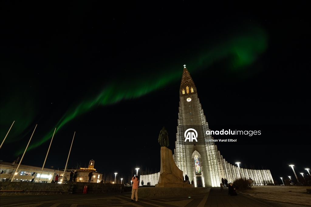 Güçlü jeomanyetik fırtına sırasında Kuzey Işıkları Reykjavik'i aydınlattı