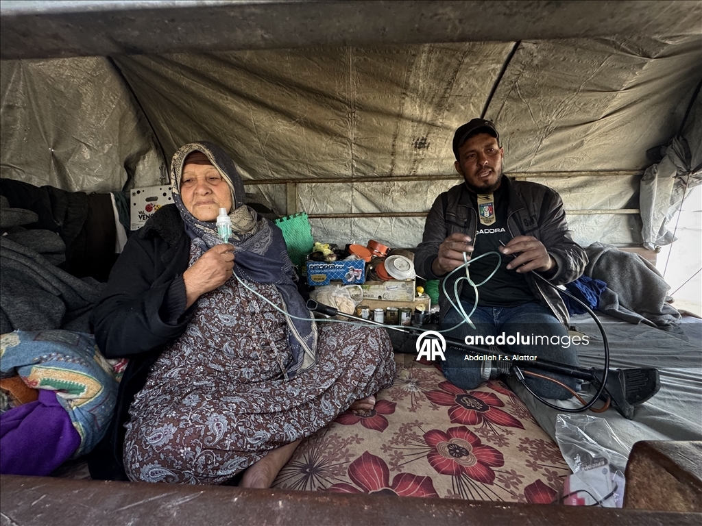 حين يعز العلاج.. مضخة الإطارات تعوض مولّد الأكسجين في غزة