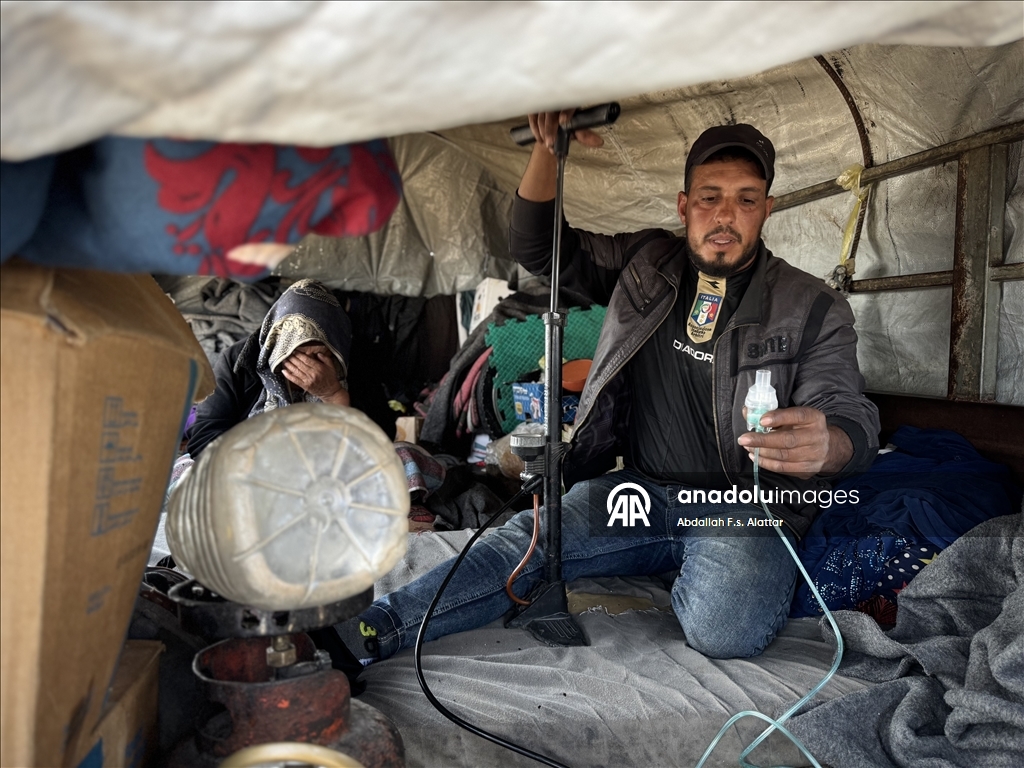 حين يعز العلاج.. مضخة الإطارات تعوض مولّد الأكسجين في غزة