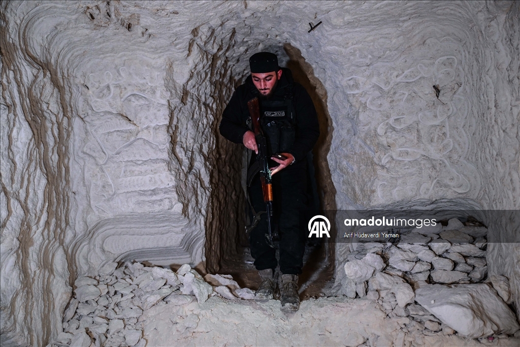 AA, terör örgütü YPG/SDG’den kurtarılan Şeyh Maksud Mahallesi'nde evlerin altına açılan tünelleri görüntüledi