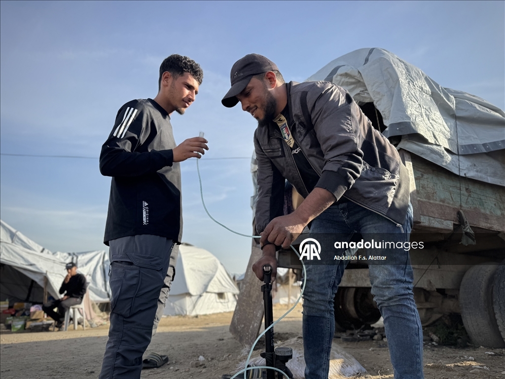 حين يعز العلاج.. مضخة الإطارات تعوض مولّد الأكسجين في غزة