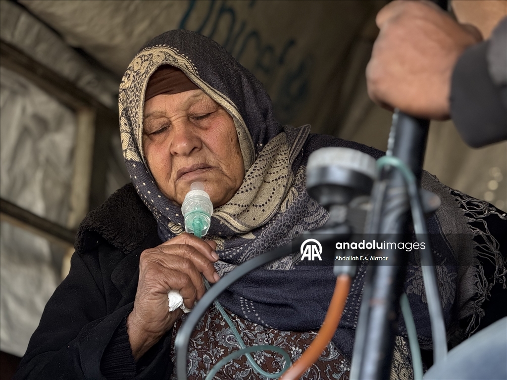 حين يعز العلاج.. مضخة الإطارات تعوض مولّد الأكسجين في غزة