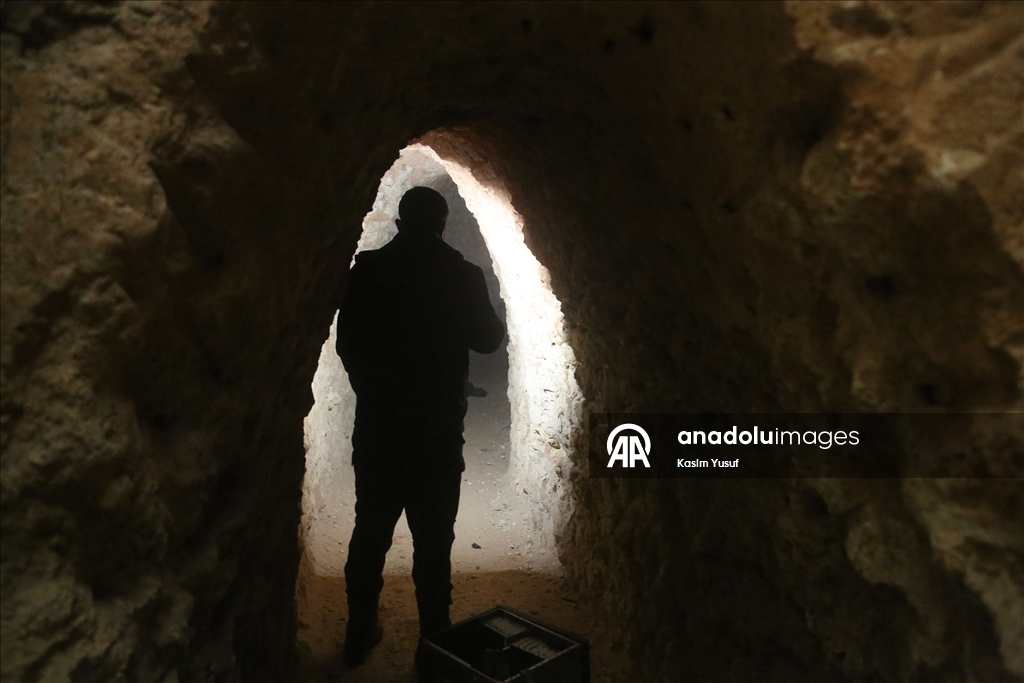 AA, terör örgütü YPG/SDG’den kurtarılan Şeyh Maksud Mahallesi'nde evlerin altına açılan tünelleri görüntüledi