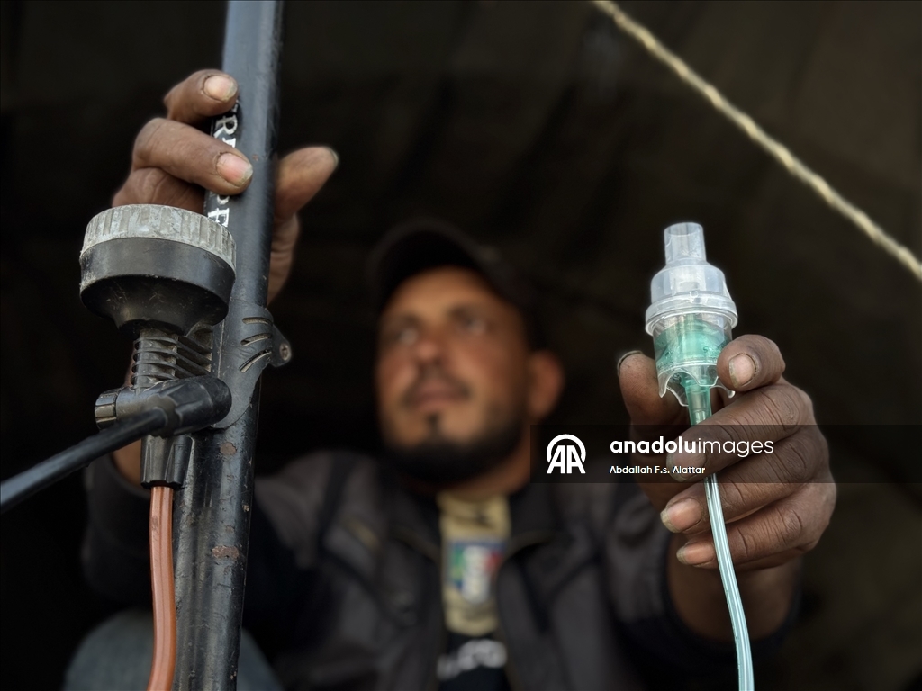 حين يعز العلاج.. مضخة الإطارات تعوض مولّد الأكسجين في غزة