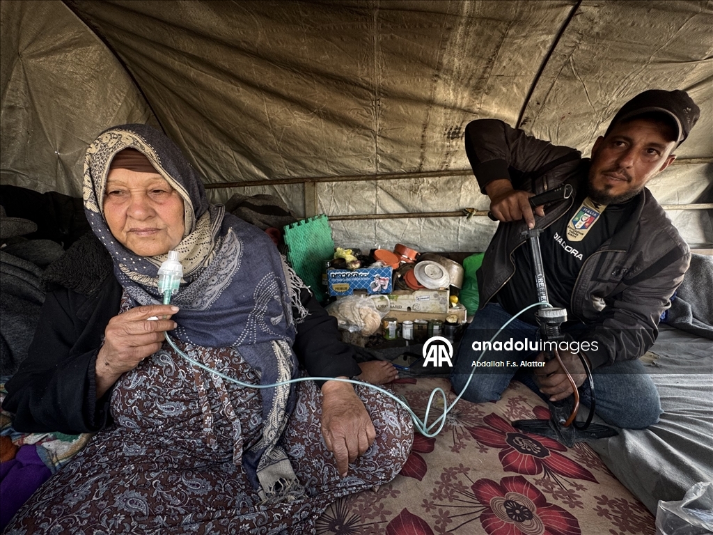 حين يعز العلاج.. مضخة الإطارات تعوض مولّد الأكسجين في غزة