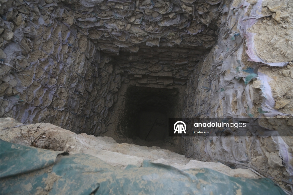 AA, terör örgütü YPG/SDG’den kurtarılan Şeyh Maksud Mahallesi'nde evlerin altına açılan tünelleri görüntüledi