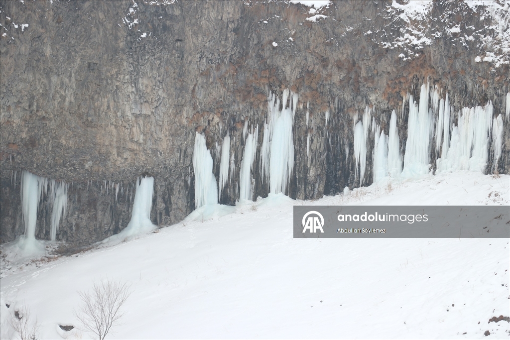 Beyaz örtüyle kaplanan doğa harikası Murat Kanyonu trekking sevenlerin rotasında