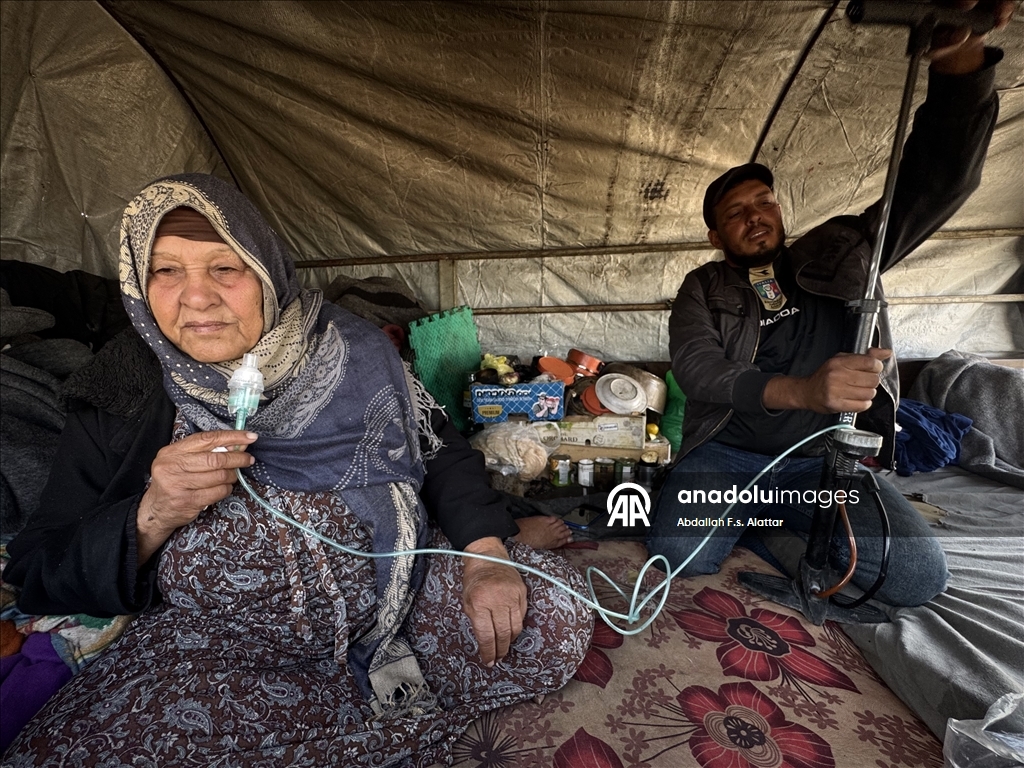 حين يعز العلاج.. مضخة الإطارات تعوض مولّد الأكسجين في غزة