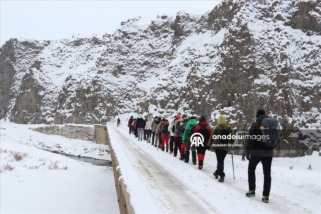 Beyaz örtüyle kaplanan doğa harikası Murat Kanyonu trekking sevenlerin rotasında