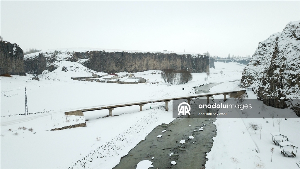 Beyaz örtüyle kaplanan doğa harikası Murat Kanyonu trekking sevenlerin rotasında