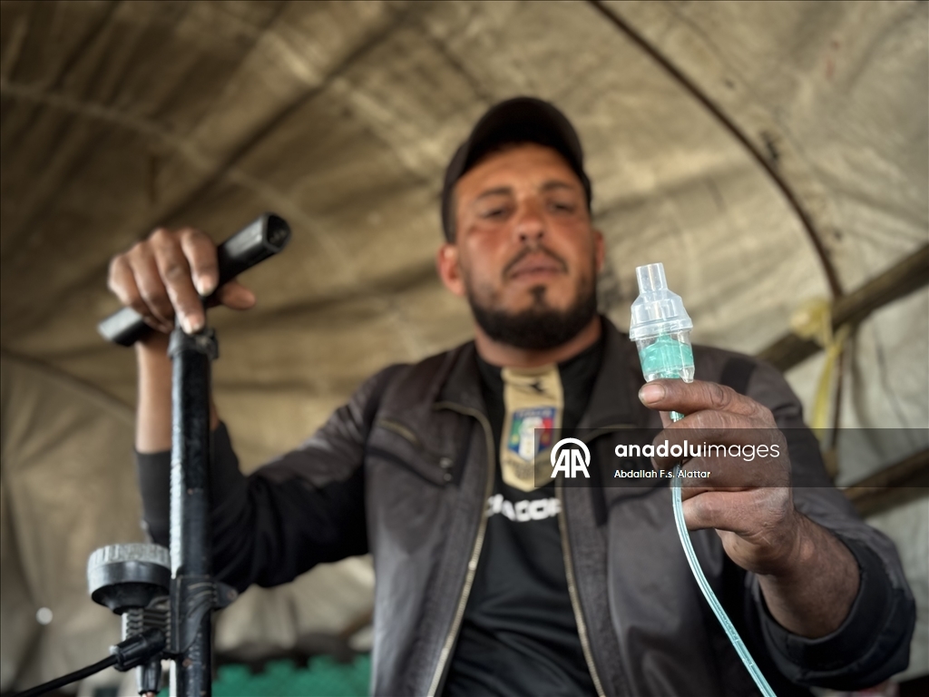 حين يعز العلاج.. مضخة الإطارات تعوض مولّد الأكسجين في غزة