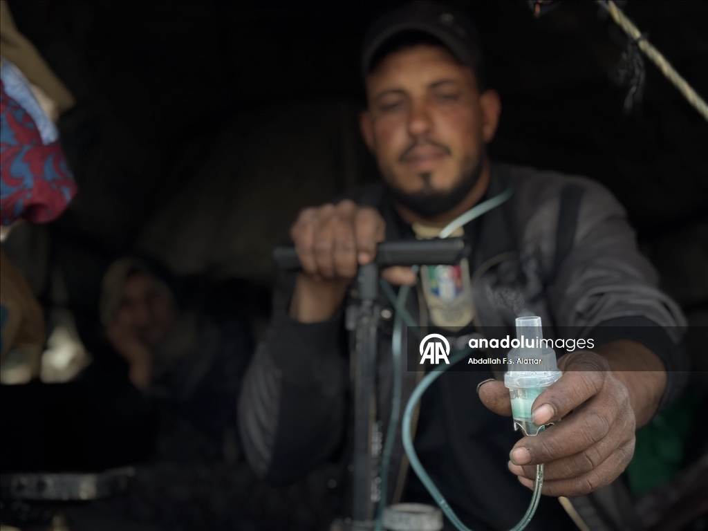 حين يعز العلاج.. مضخة الإطارات تعوض مولّد الأكسجين في غزة