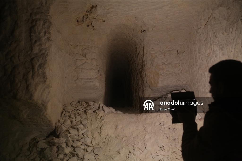 AA, terör örgütü YPG/SDG’den kurtarılan Şeyh Maksud Mahallesi'nde evlerin altına açılan tünelleri görüntüledi