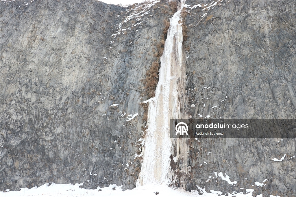 Beyaz örtüyle kaplanan doğa harikası Murat Kanyonu trekking sevenlerin rotasında