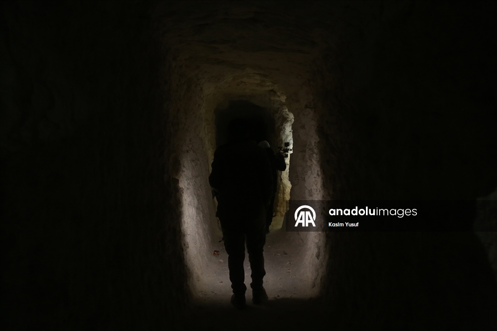 AA, terör örgütü YPG/SDG’den kurtarılan Şeyh Maksud Mahallesi'nde evlerin altına açılan tünelleri görüntüledi