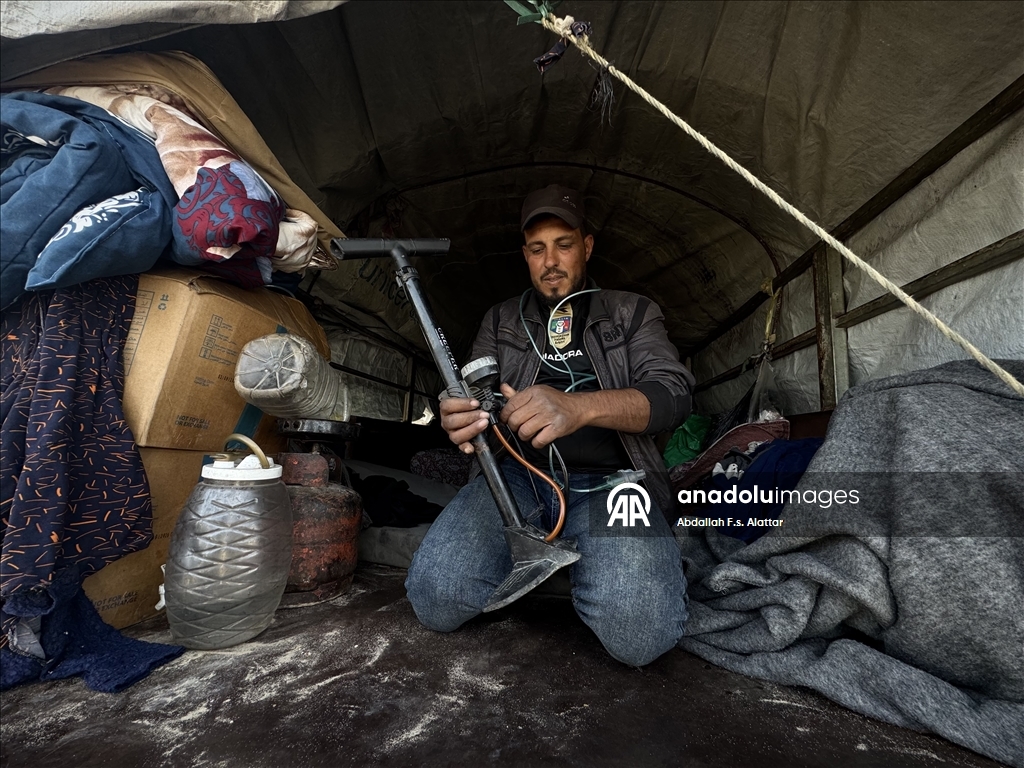حين يعز العلاج.. مضخة الإطارات تعوض مولّد الأكسجين في غزة