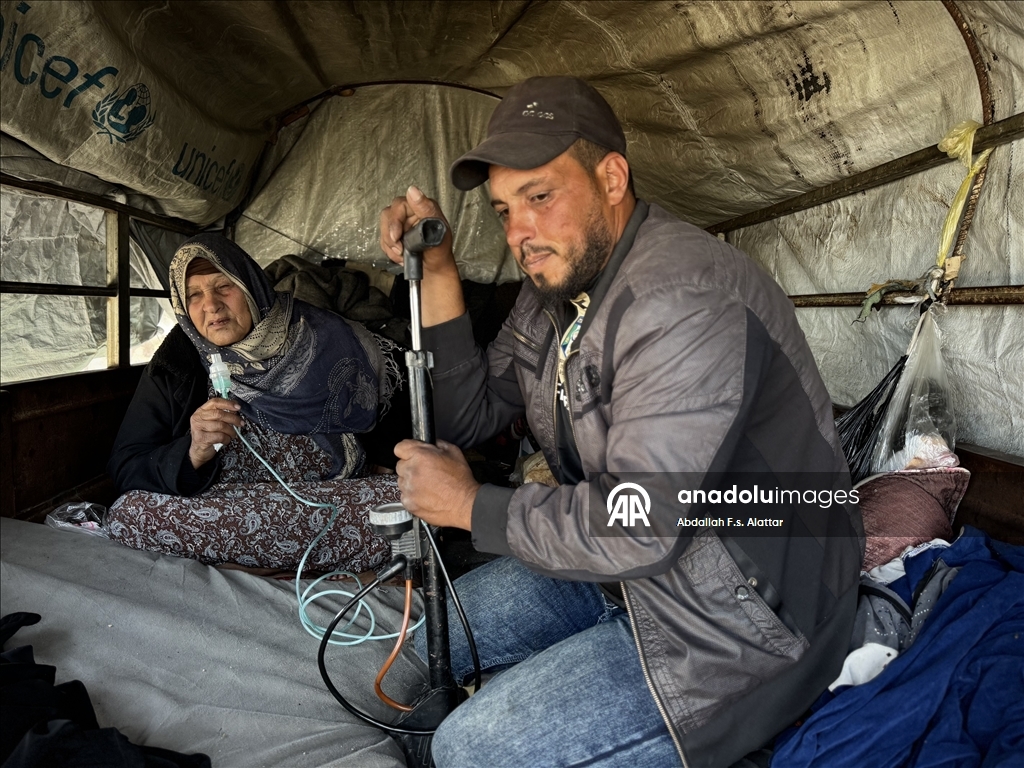 حين يعز العلاج.. مضخة الإطارات تعوض مولّد الأكسجين في غزة