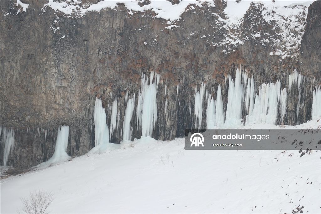 Beyaz örtüyle kaplanan doğa harikası Murat Kanyonu trekking sevenlerin rotasında
