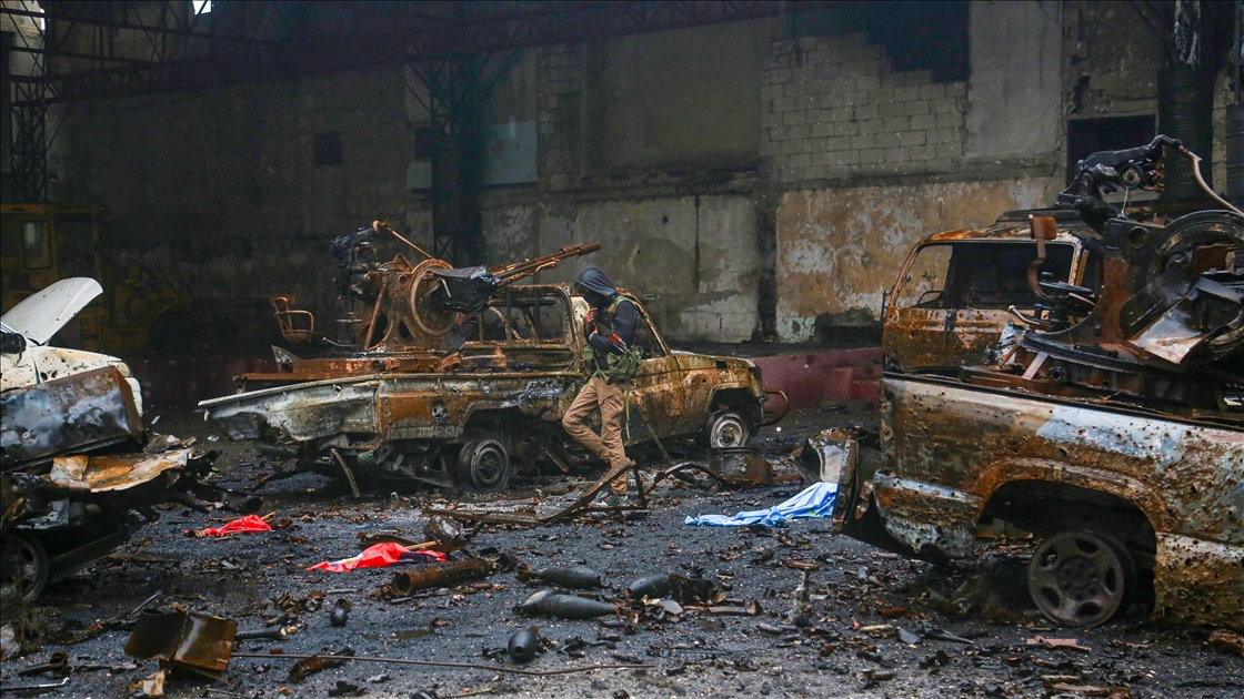 AA, Şeyh Maksud’da terör örgütü YPG/SDG’ye ait yanan askeri araçları görüntüledi