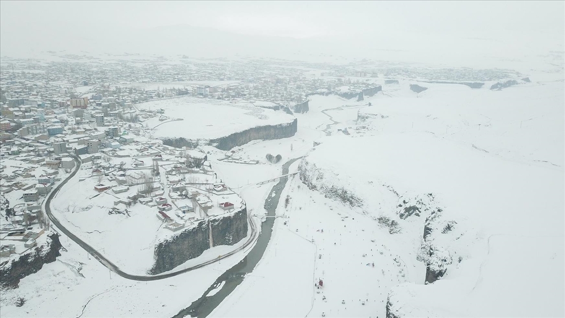 Beyaz örtüyle kaplanan doğa harikası Murat Kanyonu trekking sevenlerin rotasında