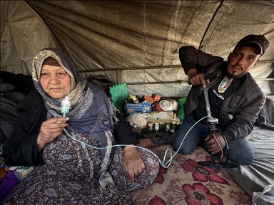 حين يعز العلاج.. مضخة الإطارات تعوض مولّد الأكسجين في غزة